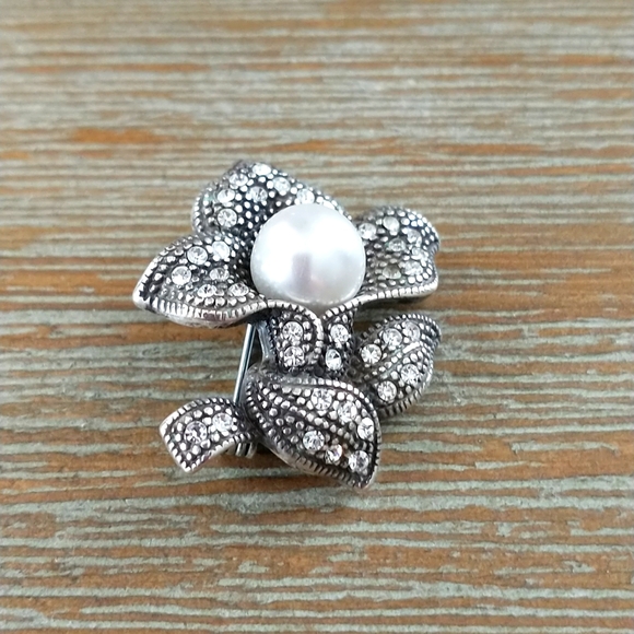 unknown Jewelry - Beautiful Silvertone and Pearl Brooch